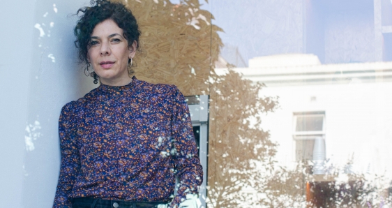 Laura Rosso, periodista y escritora feminista, acaba de publicar La decisión, un libro sobre abortos acompañados por redes de cuidado en tiempos de retroceso de derechos. IRUPÉ TENTORIO