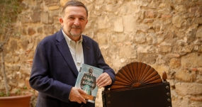 Sergio Vila‑Sanjuán posa con su novela ganadora del Premio Fernando Lara 2025, 'Misterio en el Barrio Gótico'. JAVIER OCAÑA