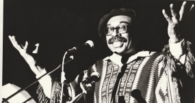 Nicomedes Santa Cruz, figura clave en la reivindicación de la cultura afroperuana y sus tradiciones orales, durante una de sus declamaciones públicas. ARCHIVO FAMILIA SANTA CRUZ