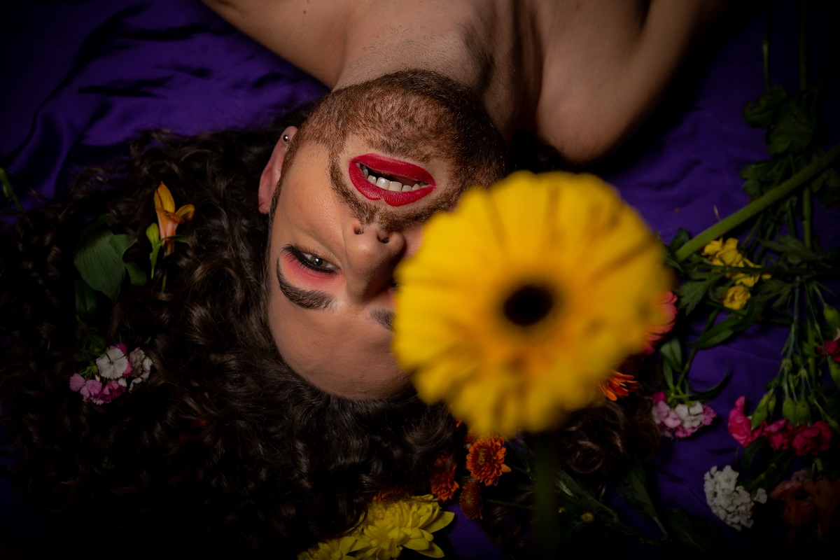 La Ferni, artista argentina, cantante y activista no binaria, ha impulsado una renovación del folklore desde una mirada transfeminista y popular. CEDIDA
