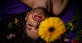 La Ferni, artista argentina, cantante y activista no binaria, ha impulsado una renovación del folklore desde una mirada transfeminista y popular. CEDIDA