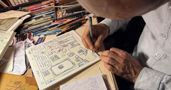José Ignacio Solórzano, mejor conocido como Jis, en su estudio de Guadalajara, donde ha forjado una de las voces más singulares del humor gráfico en México. CEDIDA