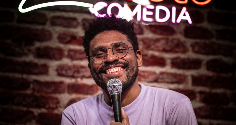 El humorista venezolano César Aramís, durante su espectáculo en el Taburete Club de Comedia, en Palermo, Buenos Aires. DANIELLA FERNÁNDEZ