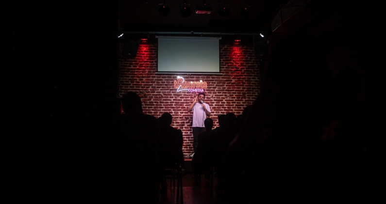 El humorista venezolano César Aramís, durante su espectáculo en el Taburete Club de Comedia, en Palermo, Buenos Aires. DF