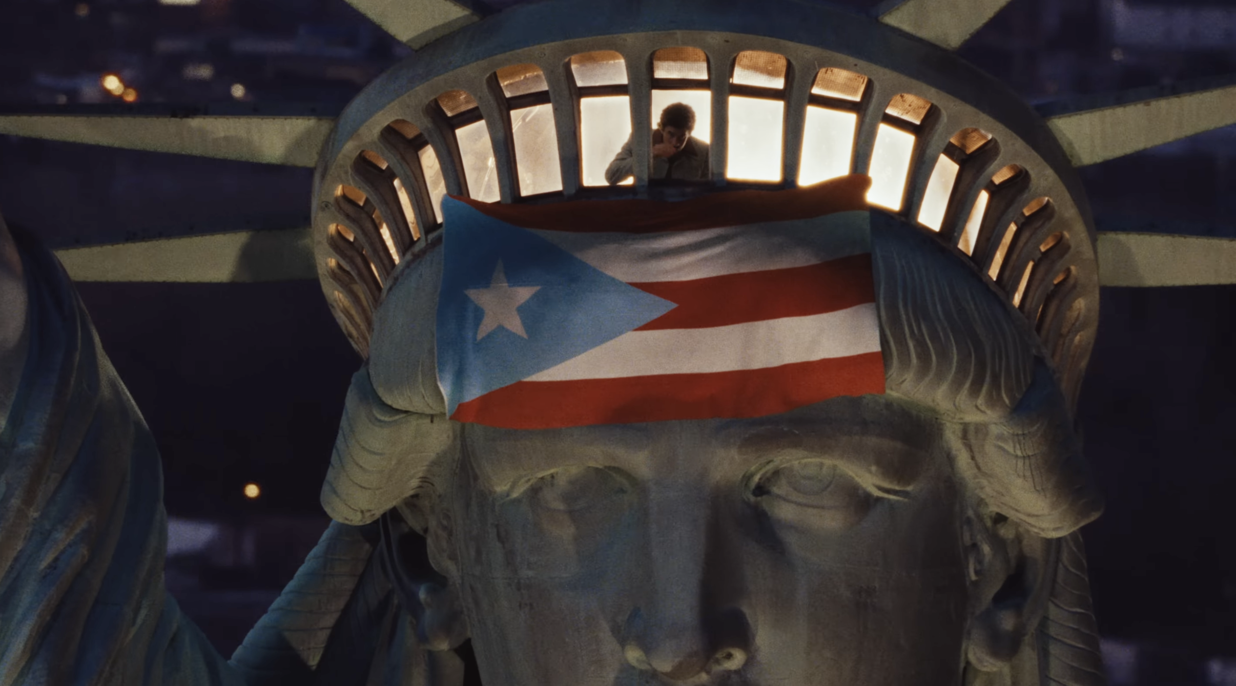 Bad Bunny iza la bandera de Puerto Rico en la Estatua de la Libertad, rindiendo homenaje a la lucha histórica por los derechos latinos y denunciando las políticas migratorias actuales. BAD BUNNY