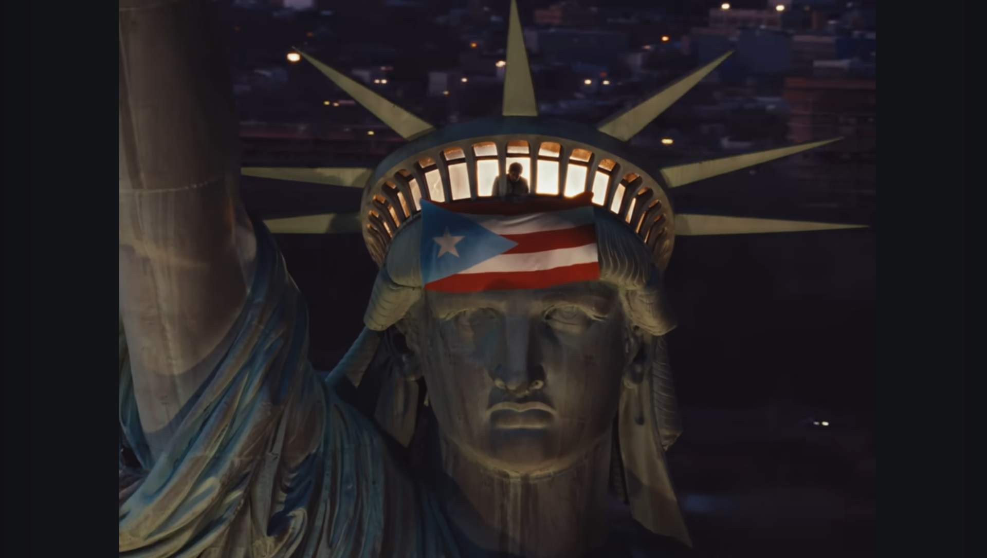Bad Bunny iza la bandera de Puerto Rico en la Estatua de la Libertad para denunciar las políticas migratorias de Donald Trump. BAD BUNNY