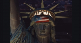 Bad Bunny iza la bandera de Puerto Rico en la Estatua de la Libertad para denunciar las políticas migratorias de Donald Trump. BAD BUNNY