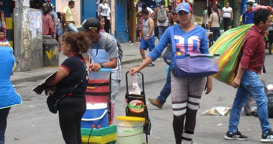 Migrantes venezolanos venden arepas en Mesa Redonda, Lima (Perú), como parte de una diáspora que se extiende por 90 países. CC