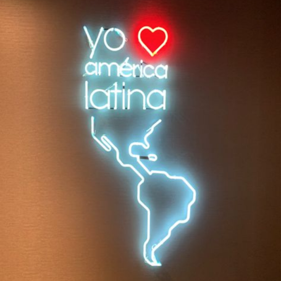 Neón en las oficinas de LLYC. A.M. Neón en las oficinas de LLYC. A.M.