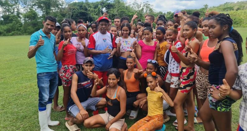 Cándido Fabré, rodeado de jóvenes, prueba que el son aún hace vibrar a las nuevas generaciones. CORTESÍA