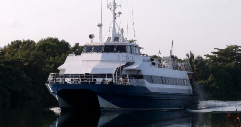 Uno de los catamaranes que conecta a la Isla de la Juventud con el sur de Cuba continental.