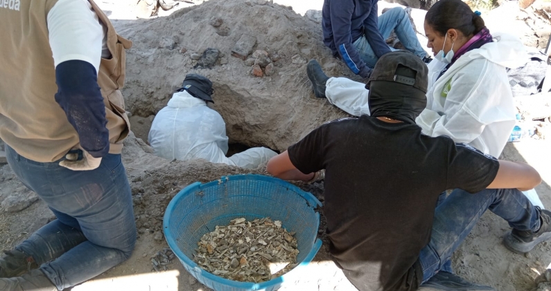 Miembros del colectivo Guerreros buscadores de Jalisco exhumando presuntos restos humanos en el rancho de Teuchitlán. GUERREOS BUSCADORES DE JALISCO Miembros del colectivo Guerreros buscadores de Jalisco exhumando presuntos restos humanos en el rancho de Teuchitlán. GUERREOS BUSCADORES DE JALISCO