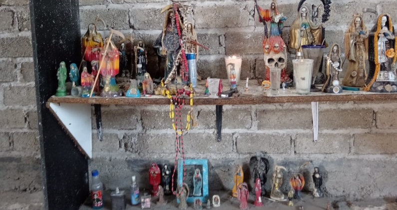 Altar dedicado a la santa muerte en la ranchería donde se presume que entrenaban jóvenes para convertirlos en sicarios. GBDJ Altar dedicado a la santa muerte en la ranchería donde se presume que entrenaban jóvenes para convertirlos en sicarios. GBDJ