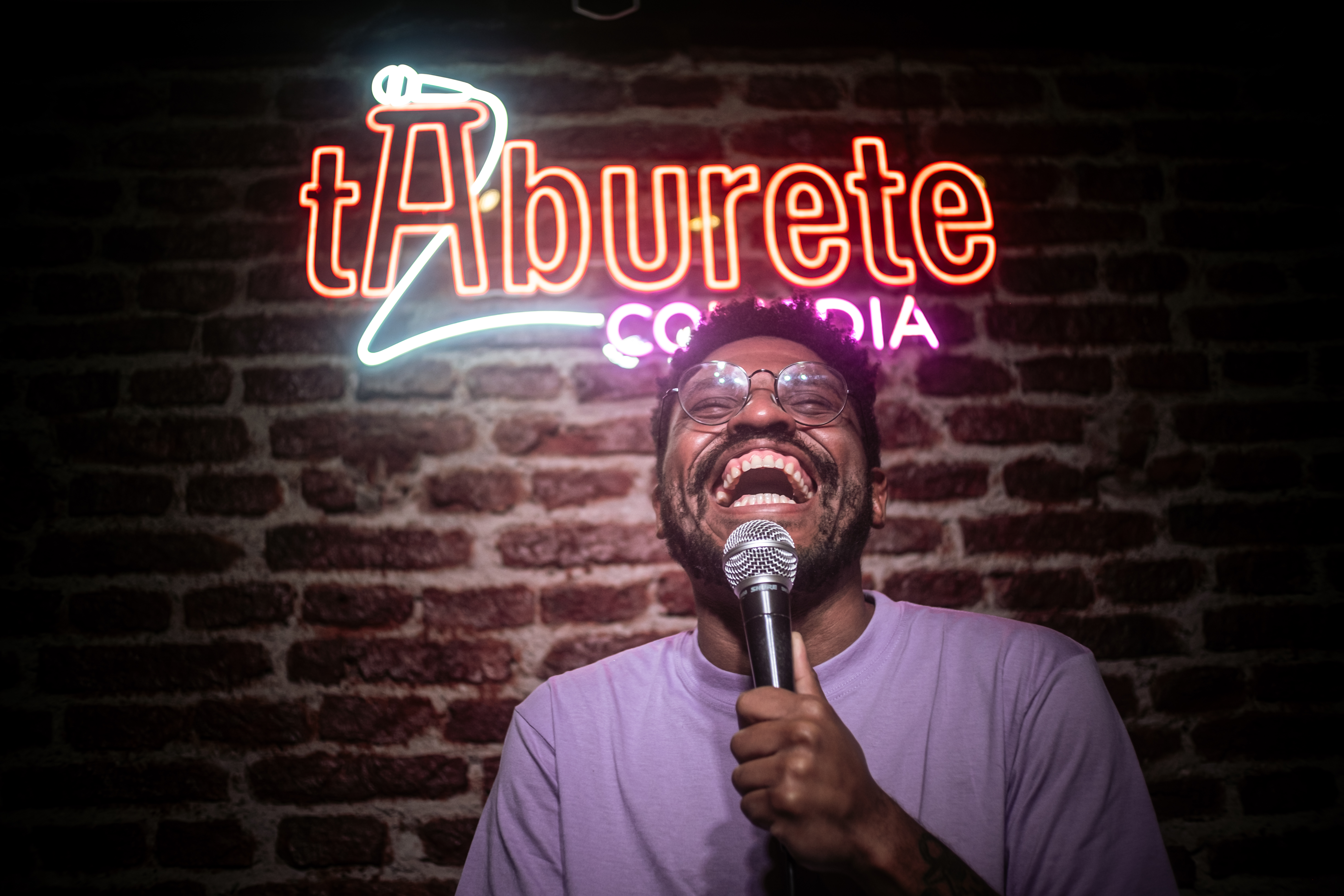 César Aramís, psicólogo venezolano radicado en Buenos Aires, durante su espectáculo en el Taburete Club, donde transforma su historia en comedia. DANIELLA FERNÁNDEZ