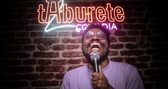 César Aramís, psicólogo venezolano radicado en Buenos Aires, durante su espectáculo en el Taburete Club, donde transforma su historia en comedia. DANIELLA FERNÁNDEZ