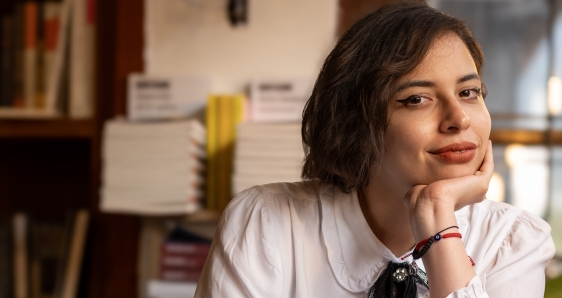 La escritora colombiana Claudia Amador, Premio Nacional de Narrativa Elisa Mújica 2024, debuta con 'Altasangre', una novela que mezcla vampirismo y poder en la costa caribeña. JIMENA CORTÉS