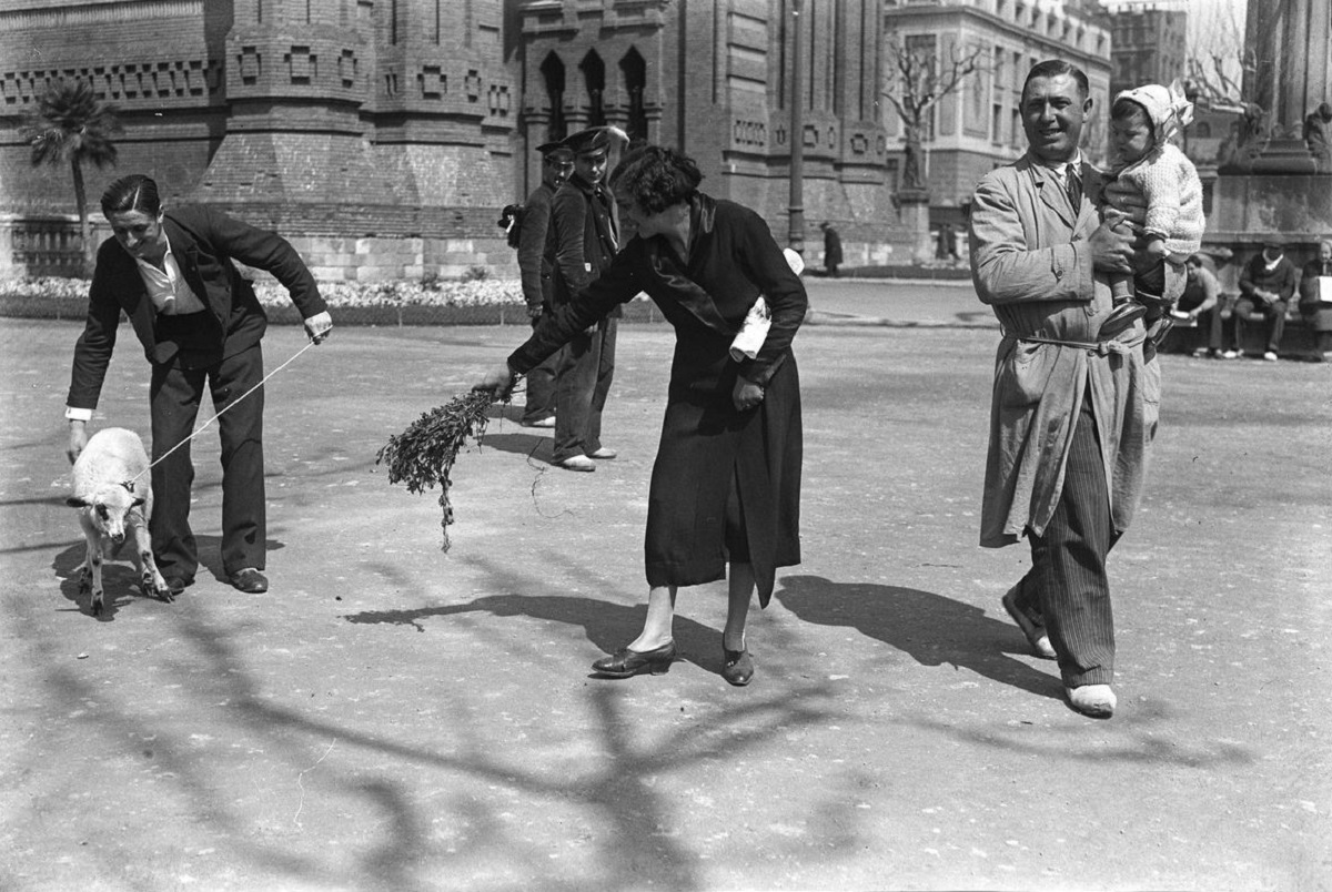 'Borrego resistiéndose'. Feria del Cordero en el paseo de Sant Joan de Barcelona durante la celebración de la Pascua, abril de 1934. ARCHIVO FAMILIA PUIG FARRAN