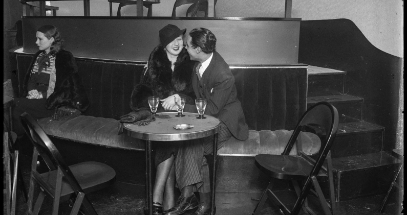 Una pareja en un bar de Barcelona, 1931-1936. ARCHIVO FAMILIA PUIG FARRAN