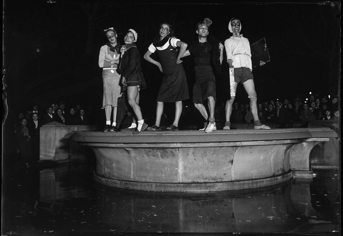 Hombres vestidos de mujer en el entierro de la sardina en los Jardines de Salvador Espriu en Barcelona, 1935. ARCHIVO FAMILIA PUIG FARRAN