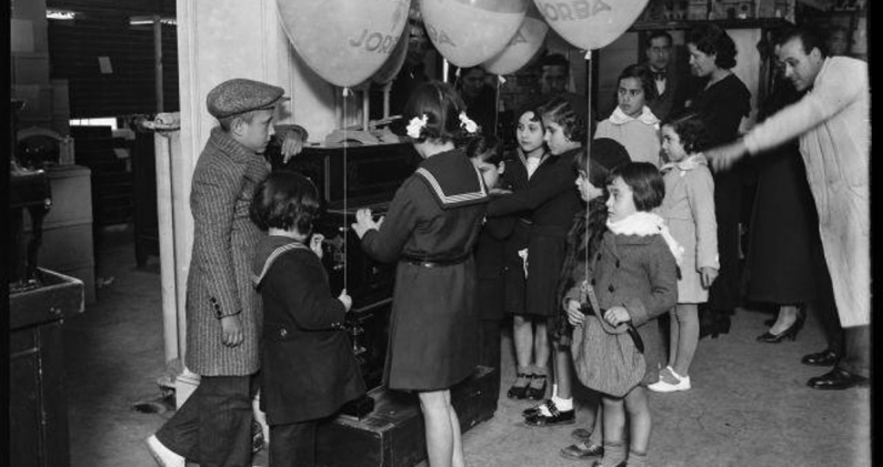 Niños mirando juguetes en los grandes almacenes Can Jorba de Barcelona, diciembre de 1934. ARCHIVO FAMILIA PUIG FARRAN