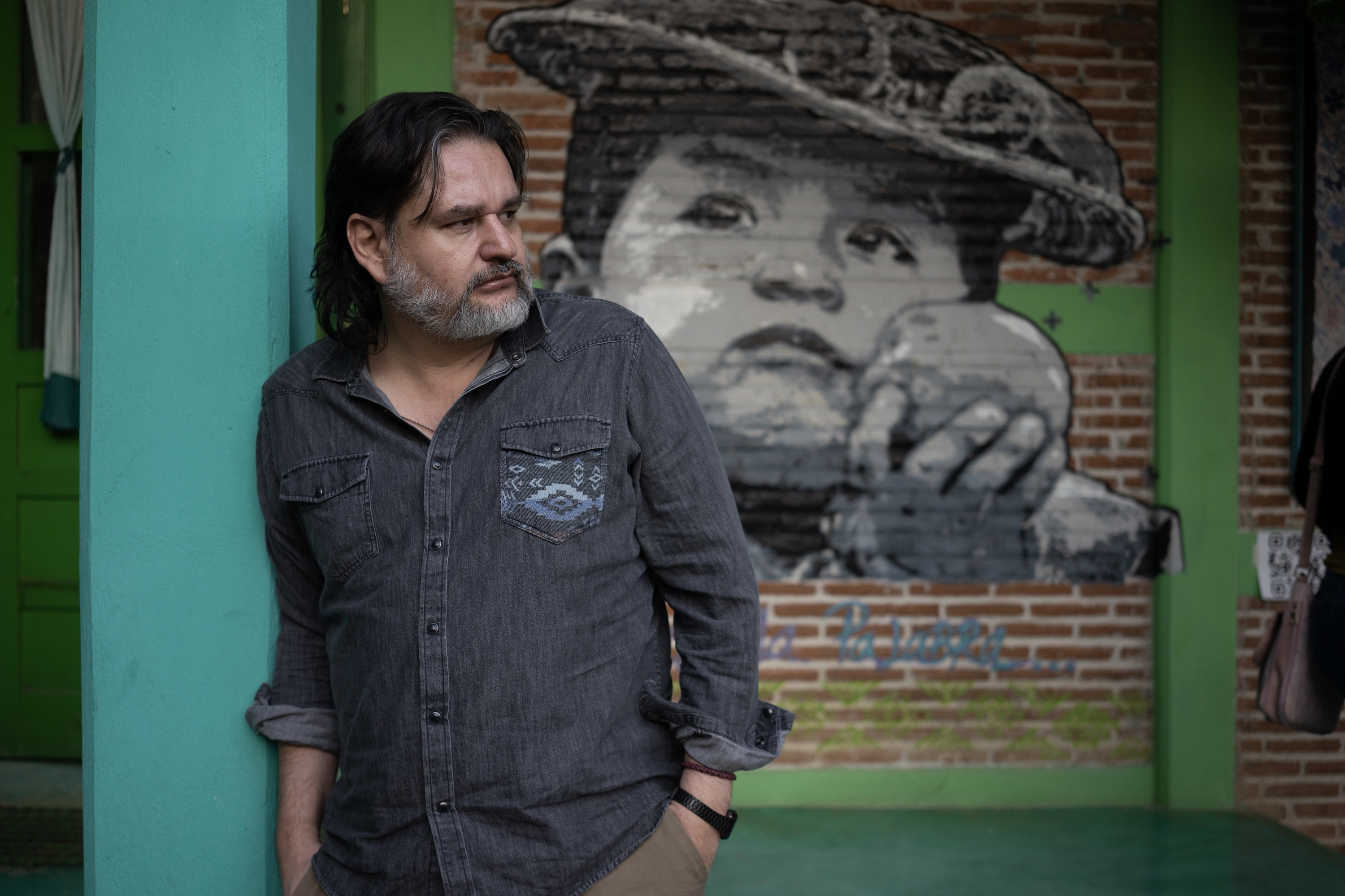 El periodista Diego Enrique Osorno publica 'En la montaña', la crónica sobre el viaje del EZLN a Europa y las transformaciones del movimiento zapatista. CORTESÍA
