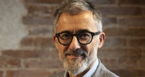 El consultor político Antoni Gutiérrez-Rubí, autor de “Polarización, soledad y algoritmos”, donde analiza el desencanto político de la Generación Z. YARUMO STUDIO