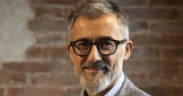 El consultor político Antoni Gutiérrez-Rubí, autor de “Polarización, soledad y algoritmos”, donde analiza el desencanto político de la Generación Z. YARUMO STUDIO