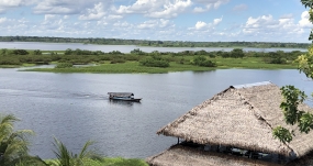 En Iquitos se inicia el recorrido que, durante 20 horas de navegación, lleva hasta Santa Rosa de Yavarí, la última localidad peruana antes de la Triple Frontera. RICARDO HINOJOSA LIZÁRRAGA