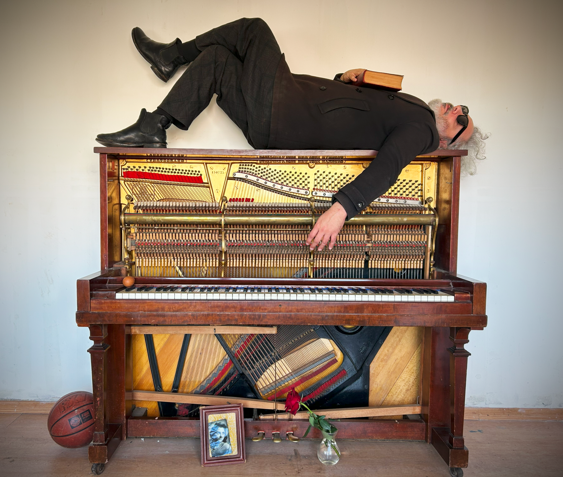 El compositor argentino Ulises Conti sobre el piano con el que grabó las piezas caseras que hoy dan forma a 'Angélica', su nuevo disco. CORTESÍA