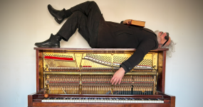 El compositor argentino Ulises Conti sobre el piano con el que grabó las piezas caseras que hoy dan forma a 'Angélica', su nuevo disco. CORTESÍA