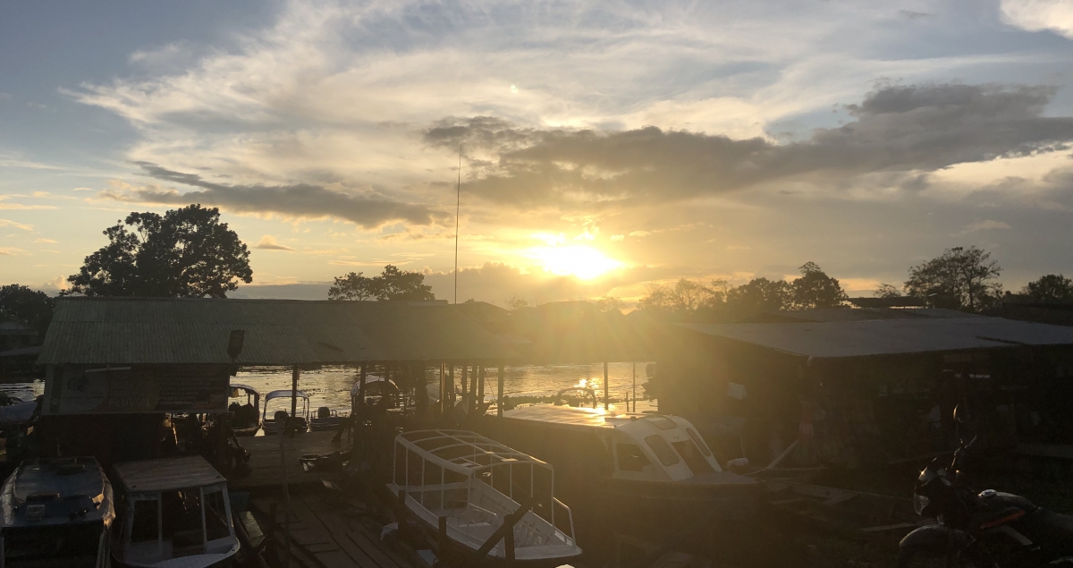 Vista del atardecer desde Leticia. El sol cae sobre Santa Rosa de Yavarí, del otro lado del río y de la frontera entre Colombia y Perú, ubicada en medio del río Amazonas. RHL