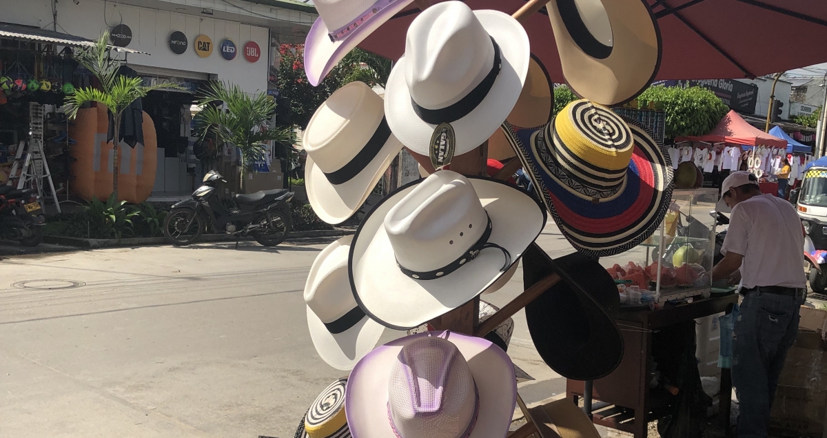 Vendedor de sombreros en Leticia, ciudad colombiana de la triple frontera con Perú y Brasil. RHL