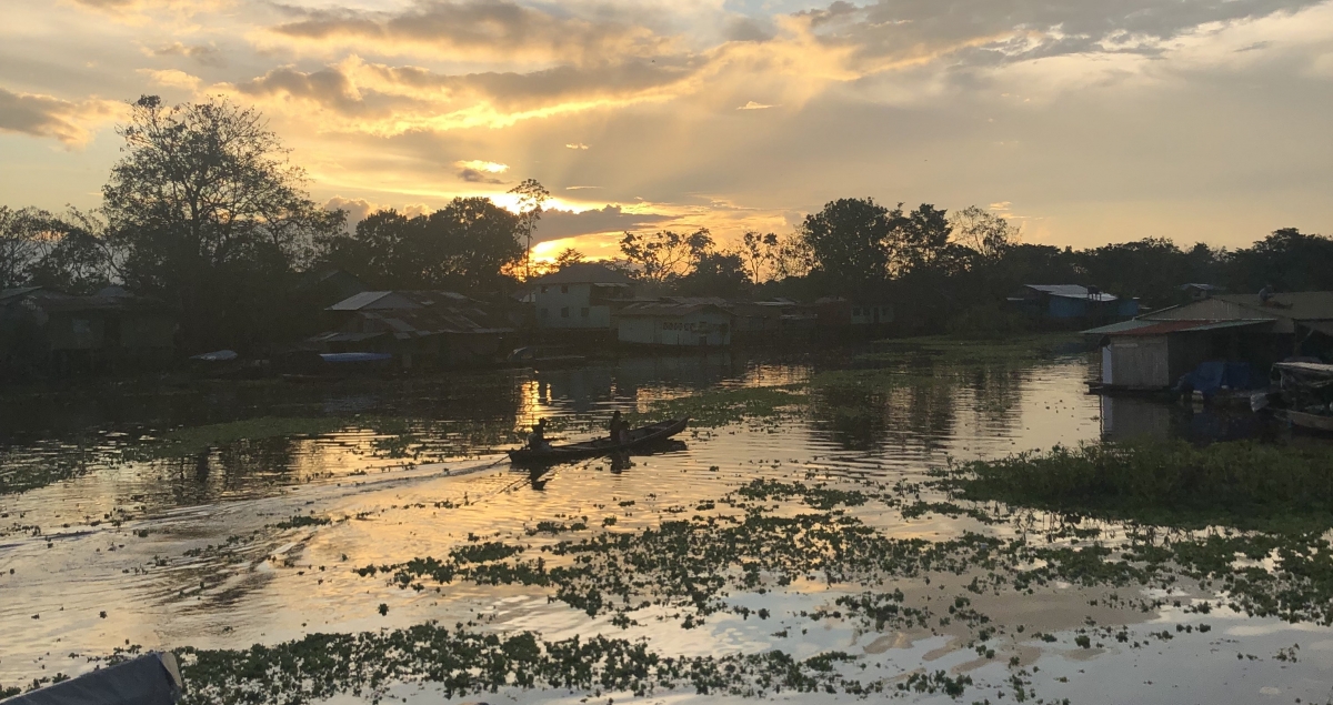 Atardecer observado desde Leticia: el sol se oculta sobre Santa Rosa de Yavarí, al otro lado del río. RHL