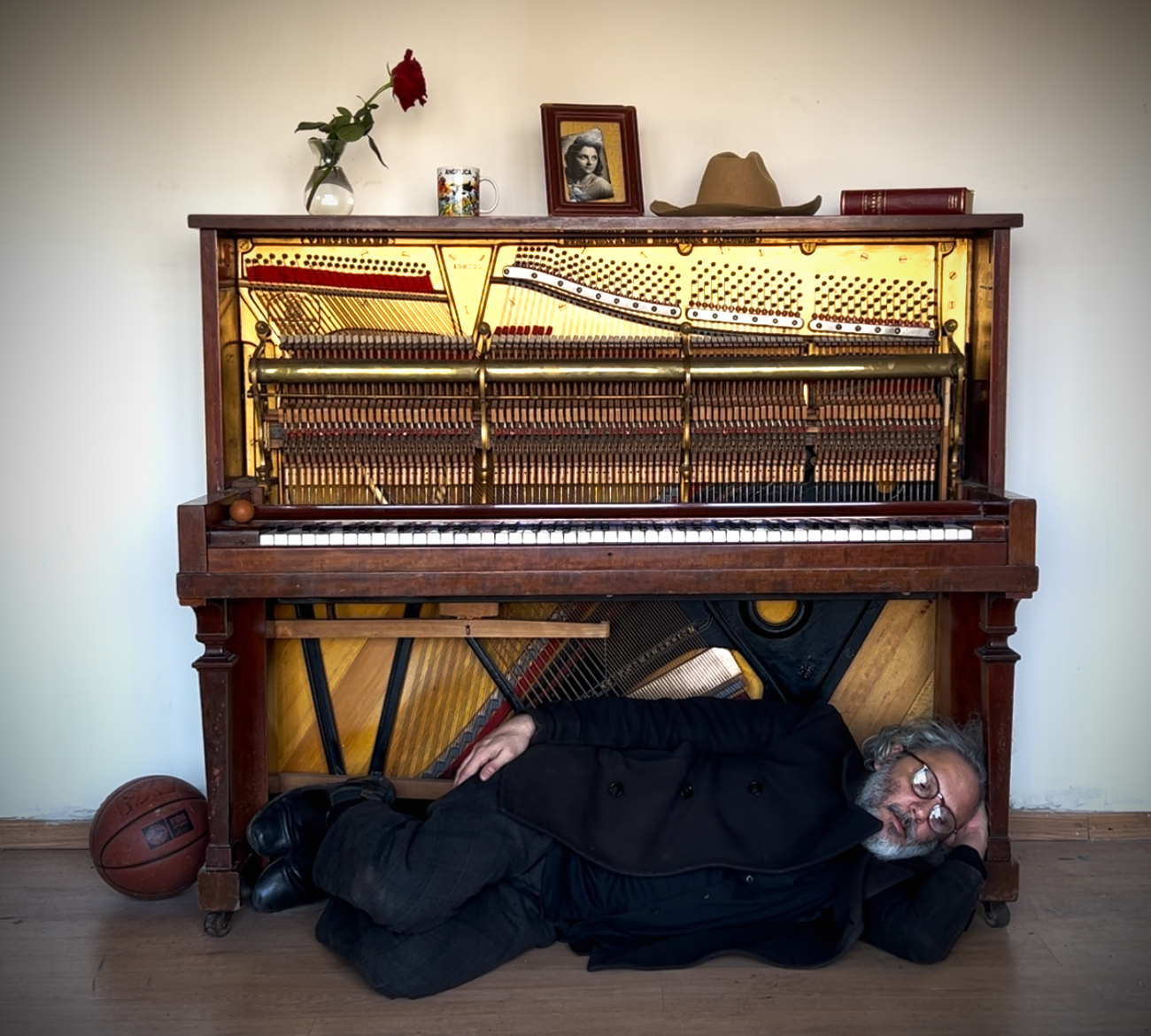 Ulises Conti, junto al piano con el que registró en 2002 las grabaciones caseras que hoy integran 'Angélica'. CORTESÍA Ulises Conti, junto al piano con el que registró en 2002 las grabaciones caseras que hoy integran 'Angélica'. CORTESÍA