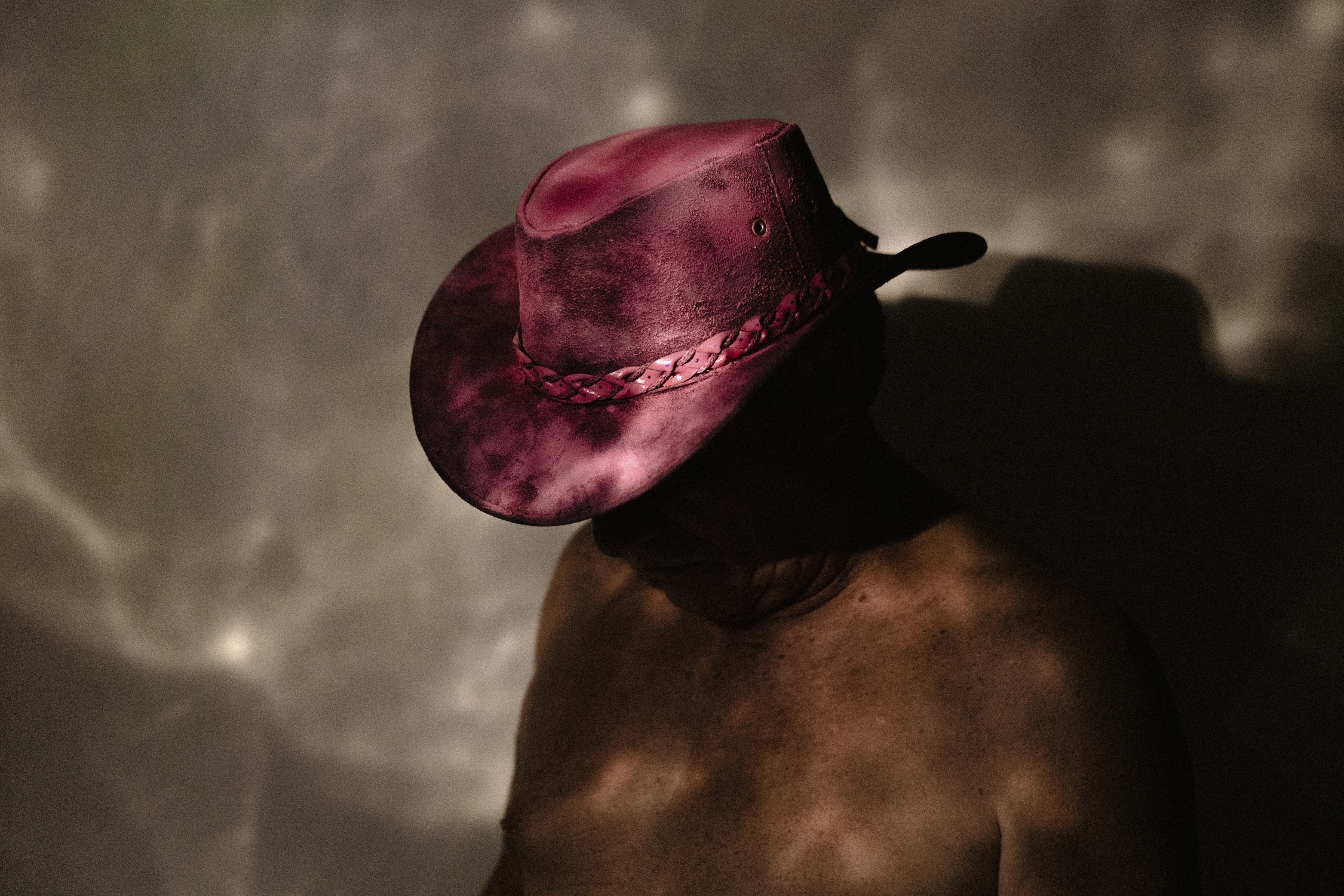 Llanero nacido en la sabana posa con su sombrero tradicional pintado de rosado, un color tabú para los hombres en la región. MTQ Llanero nacido en la sabana posa con su sombrero tradicional pintado de rosado, un color tabú para los hombres en la región. MTQ