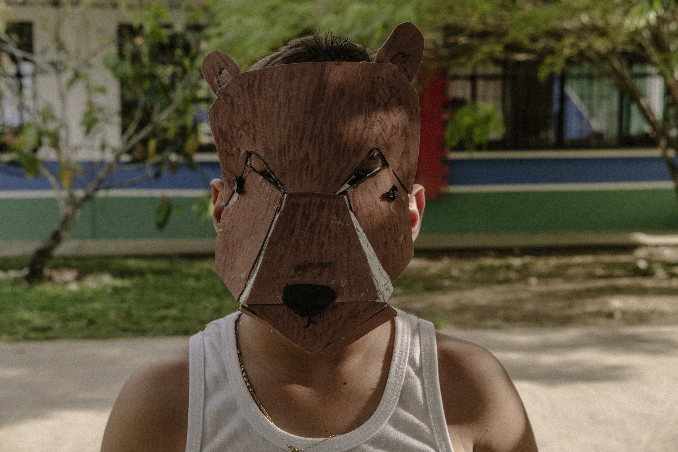 Máscara de oso realizada por un estudiante de La Julia, Meta, zona rural del municipio de la Uribe en el sur del departamento. MTQ Máscara de oso realizada por un estudiante de La Julia, Meta, zona rural del municipio de la Uribe en el sur del departamento. MTQ