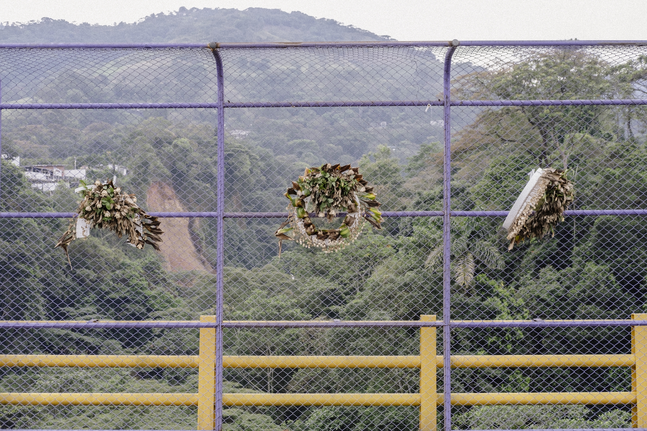 Coronas funerarias en la malla del puente Galán Mesetas, conocido por su alto índice de casos de suicidio en Villavicencio. MTQ Coronas funerarias en la malla del puente Galán Mesetas, conocido por su alto índice de casos de suicidio en Villavicencio. MTQ