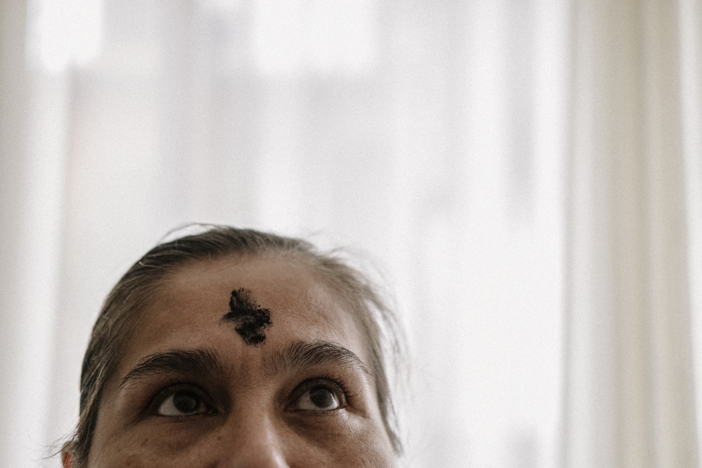 Cruz de ceniza puesta a una feligresa en la frente el 5 de marzo, miércoles de ceniza en 2025. MTQ Cruz de ceniza puesta a una feligresa en la frente el 5 de marzo, miércoles de ceniza en 2025. MTQ