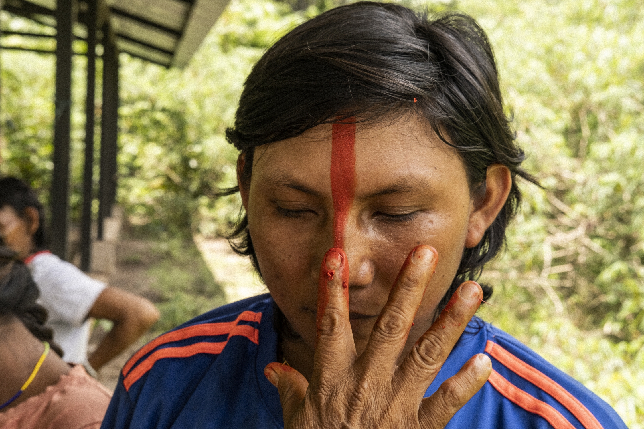 En el piedemonte llanero, el achiote marca el rostro como símbolo de memoria ancestral. MTQ En el piedemonte llanero, el achiote marca el rostro como símbolo de memoria ancestral. MTQ