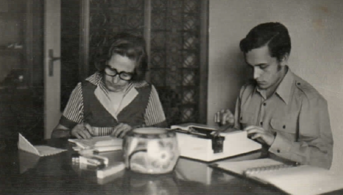 Gustavo Molfino y su madre, “Mima”, en Madrid. Sus historias, marcadas por la dictadura argentina, son reconstruidas por Juan Carrá en su nueva novela 'Salvate vos'. CORTESÍA