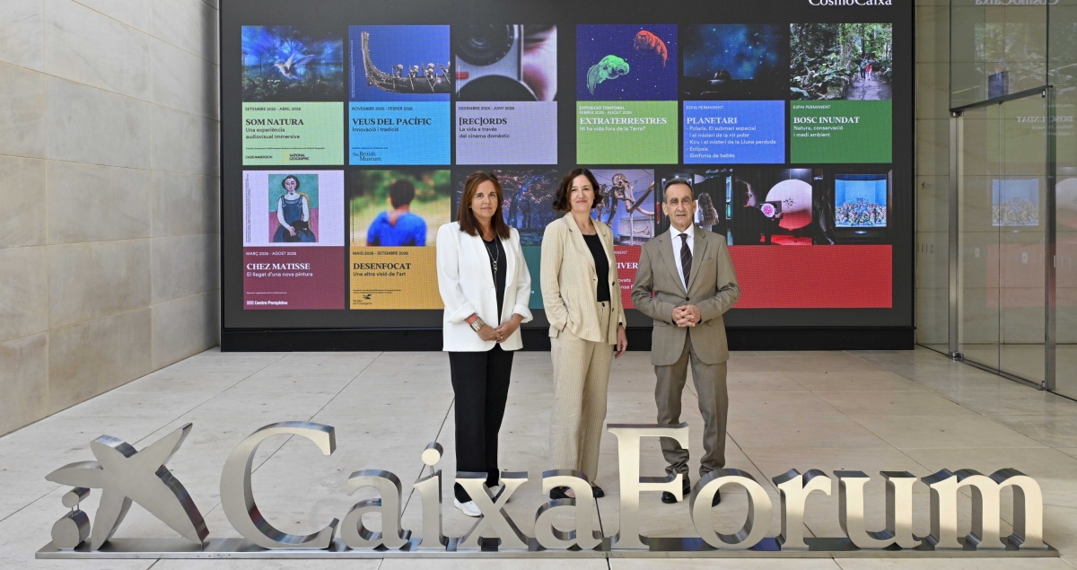 De izquierda a derecha, Mireia Domingo, directora de CaixaForum Barcelona, Isabel Salgado, directora del Área de Exposiciones, Colección y CaixaForum+ de la Fundación ”la Caixa” y Valentí Farràs, director de CosmoCaixa. © Fundación "la Caixa"