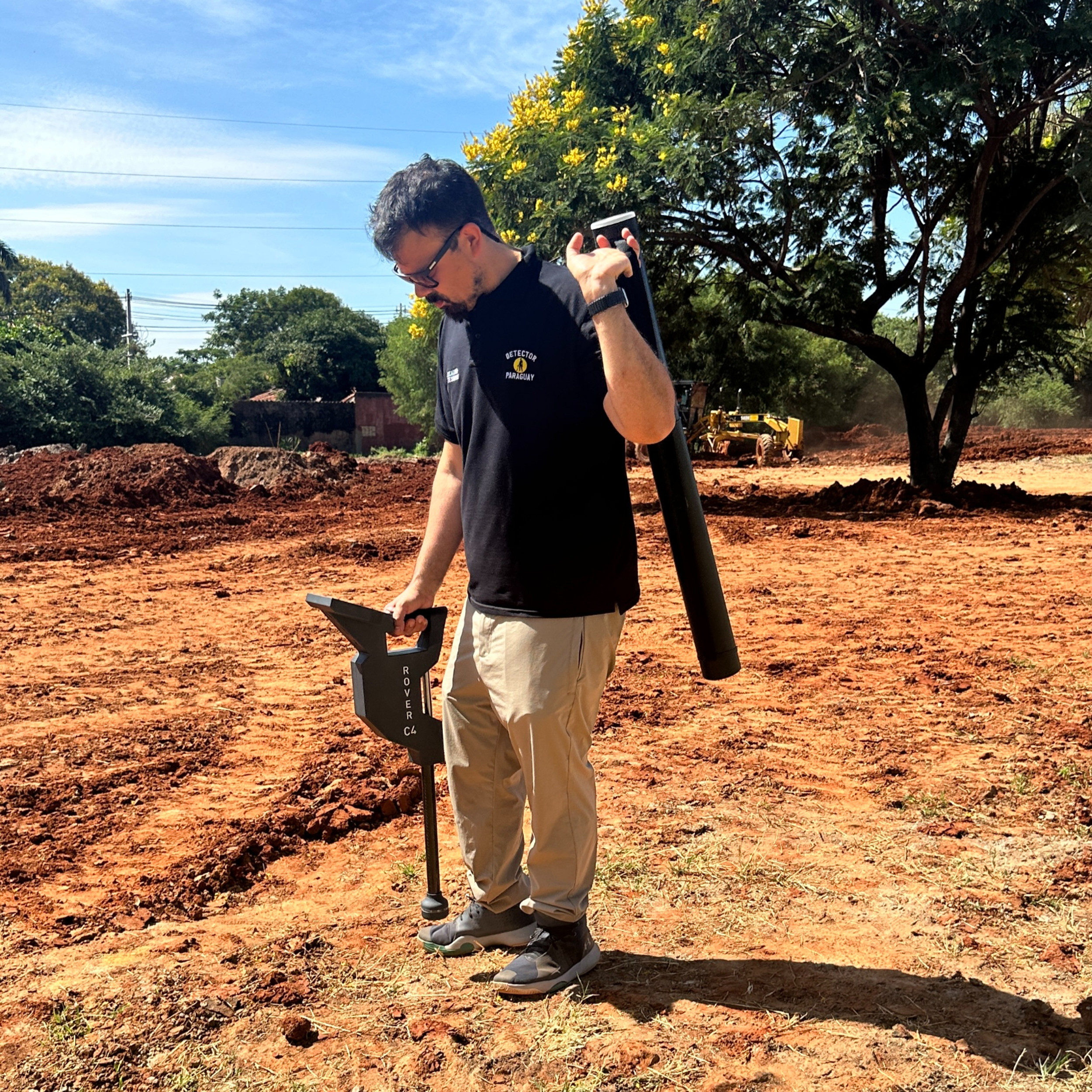 Un buscador con un detector, equipos que se alquilan y con los que se organizan excavaciones en busca de la plata yvyguy. Un buscador con un detector, equipos que se alquilan y con los que se organizan excavaciones en busca de la plata yvyguy.