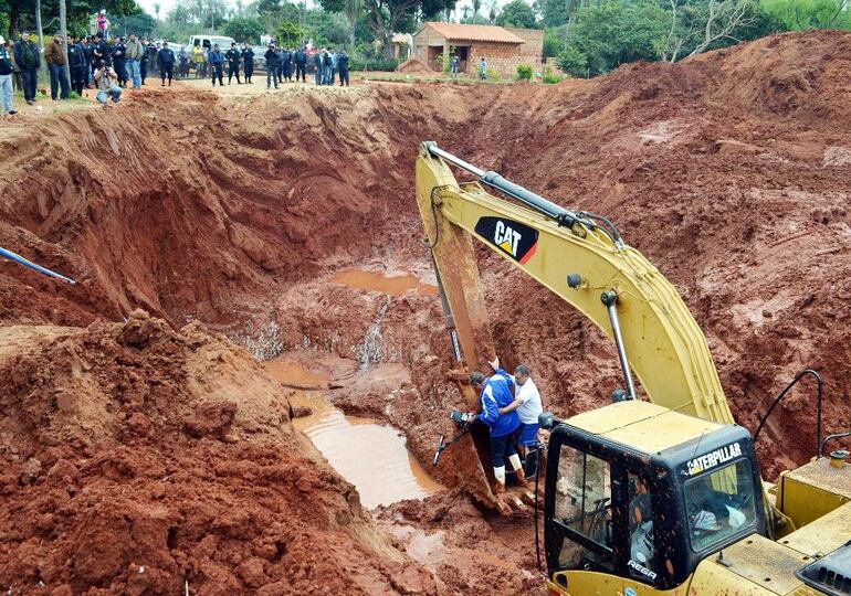 Excavación en Capiatá en 2013, liderada por Juan Alberto Díaz, quien aseguraba la existencia de toneladas de 'plata yvyguy' bajo tierra. Excavación en Capiatá en 2013, liderada por Juan Alberto Díaz, quien aseguraba la existencia de toneladas de 'plata yvyguy' bajo tierra.