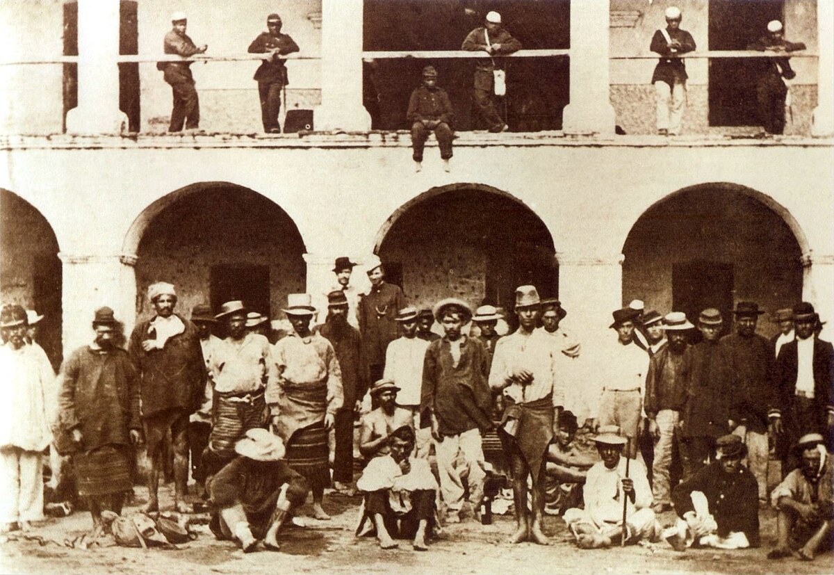 Prisioneros paraguayos al inicio de la Guerra de la Triple Alianza, alrededor de 1865, custodiados por soldados brasileño. BATE & CIA / CC Prisioneros paraguayos al inicio de la Guerra de la Triple Alianza, alrededor de 1865, custodiados por soldados brasileño. BATE & CIA / CC