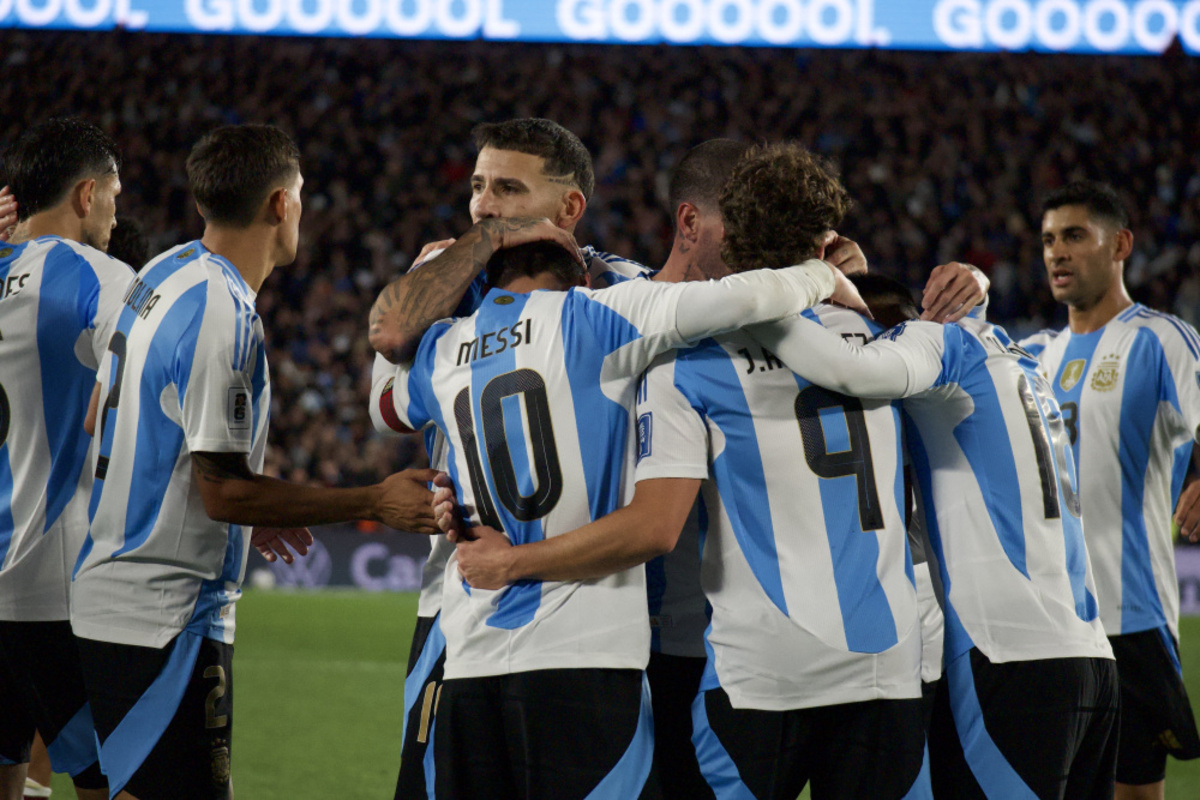 Leo Messi rodeado de sus compañeros en el Monumental, en una jornada que quedará en la historia familiar y colectiva. AFA