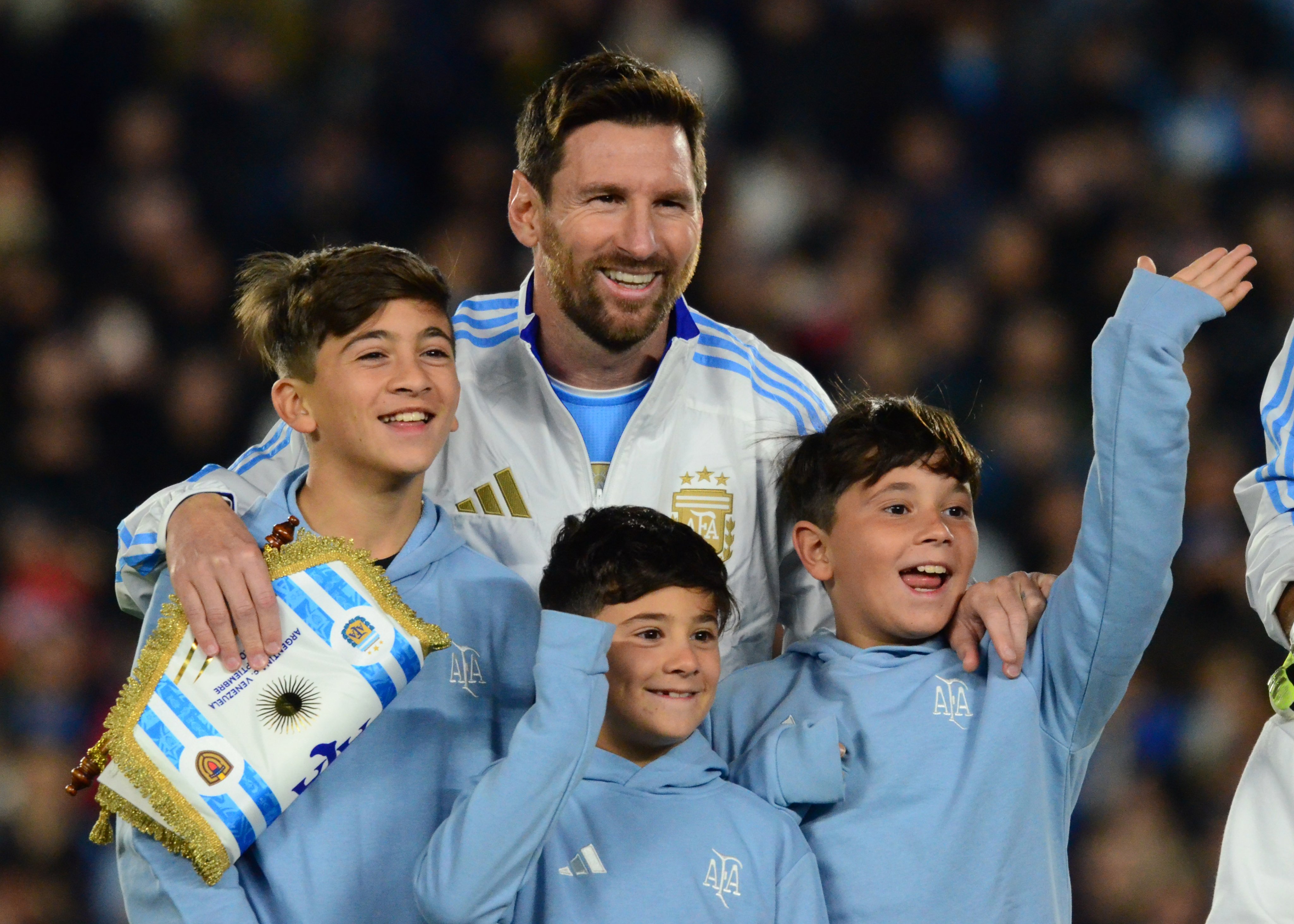 Messi, acompañado por sus tres hijos, en la previa de un encuentro histórico en el Monumental. AFA