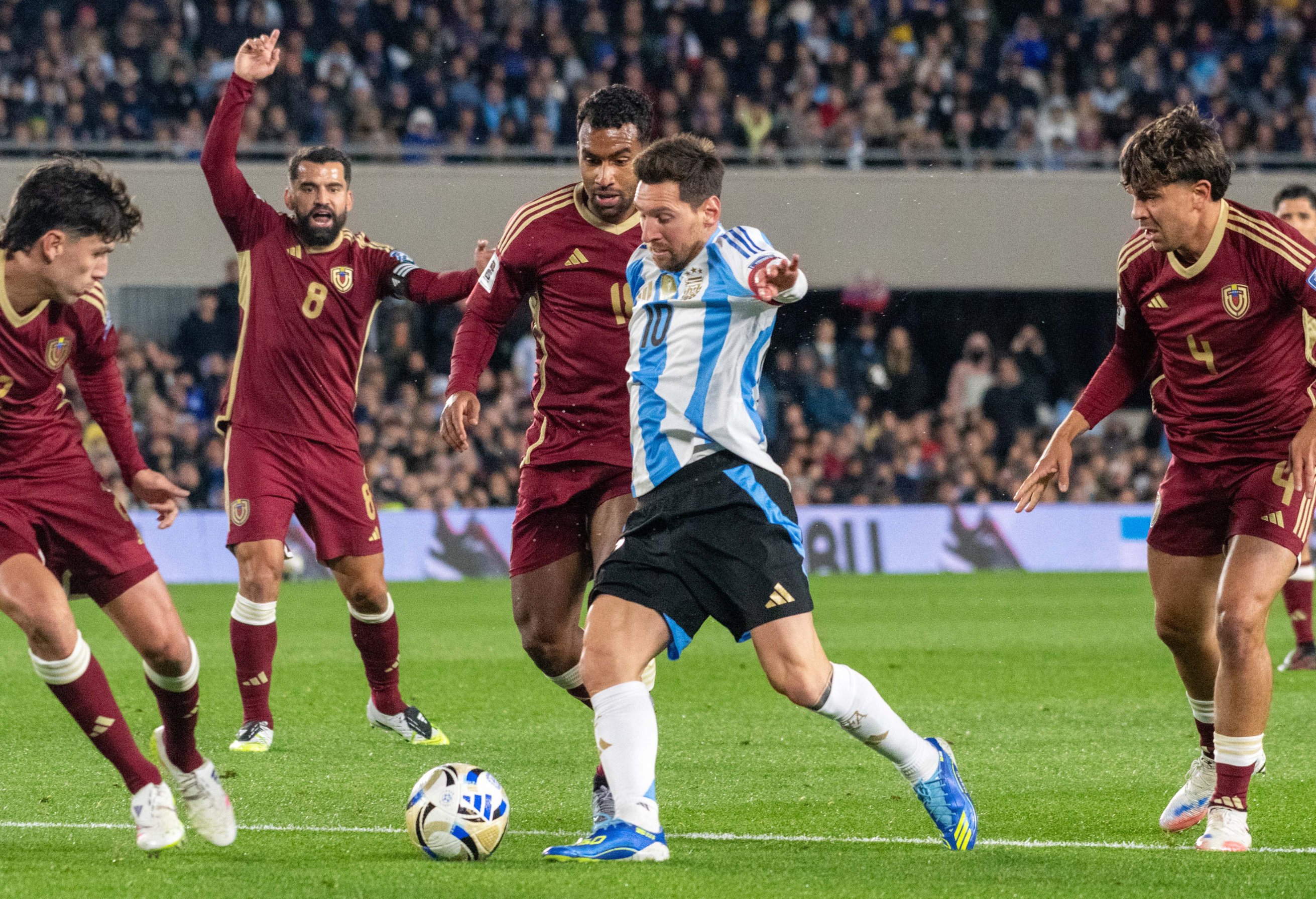 Lionel Messi intenta sortear la defensa venezolana durante el partido disputado en el Monumental. AFA