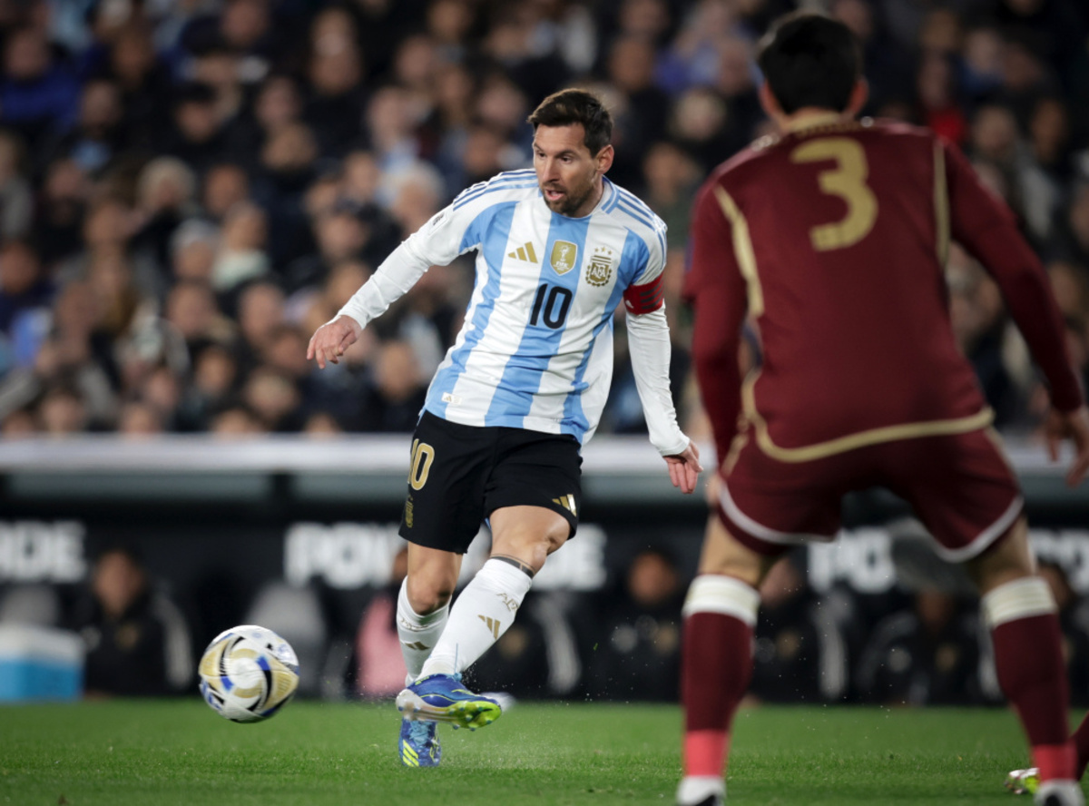 El 10 de la Selección Argentina controla la pelota bajo la mirada de la defensa 'vinotinto'. AFA