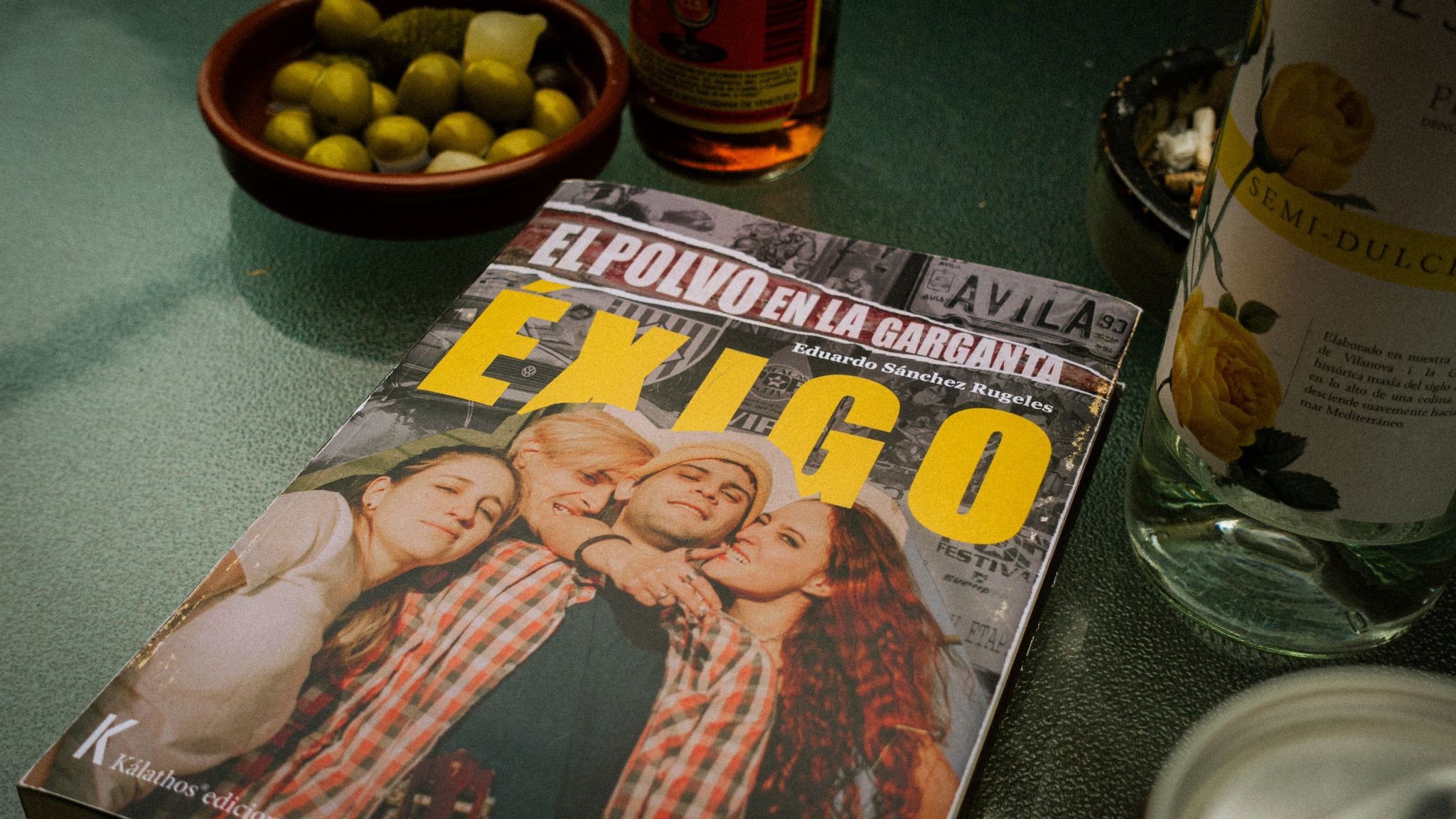 Portada de El polvo en la garganta, primera entrega de la tetralogía de Sánchez Rugeles, publicada por Kálathos Editorial. CORTESÍA Portada de El polvo en la garganta, primera entrega de la tetralogía de Sánchez Rugeles, publicada por Kálathos Editorial. CORTESÍA