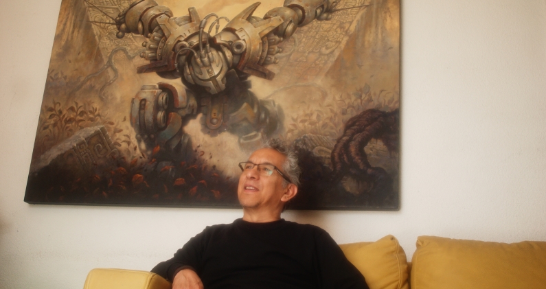 El artista mexicano Raúl Cruz durante la entrevista, junto a una de sus obras. DIEGO TORRES PANTIN